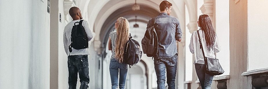 alunos andando na faculdade