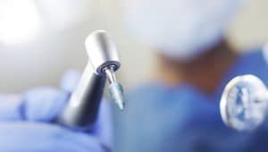 dentista com equipamentos da áreas da odontologia