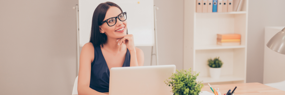 Mulher em frente ao computador pensativa