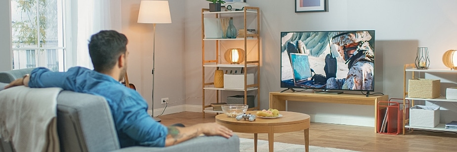 homem assistindo filmes psicologia na sala