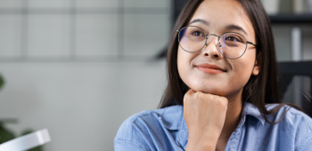 Mulher jovem pensativa. Psicologia ou nutrição.