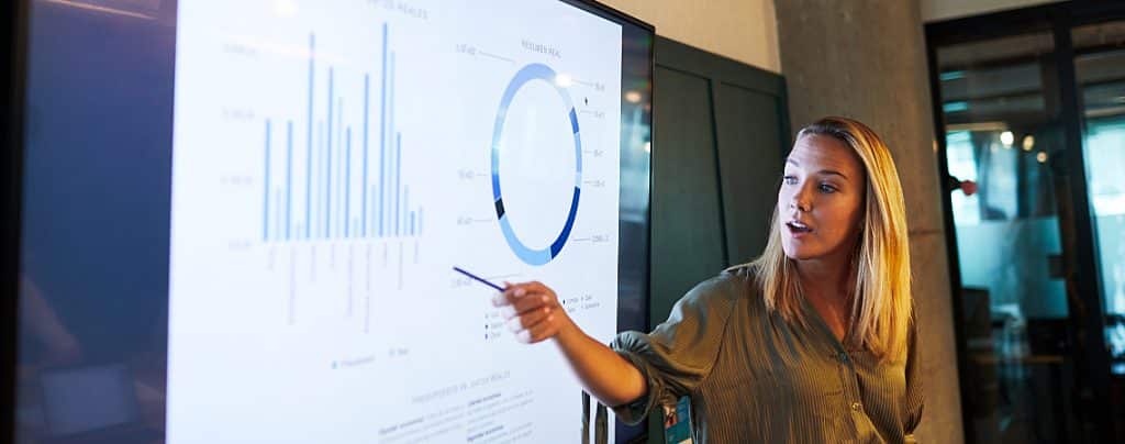 Mulher fazendo apresentação