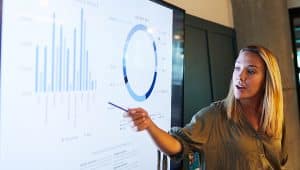 Mulher fazendo apresentação