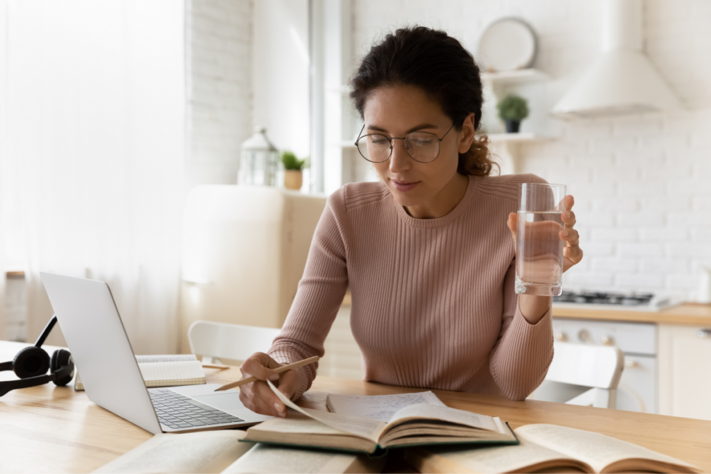 Mulher estudando em casa no computador. Quando posso começar a fazer pós graduação.