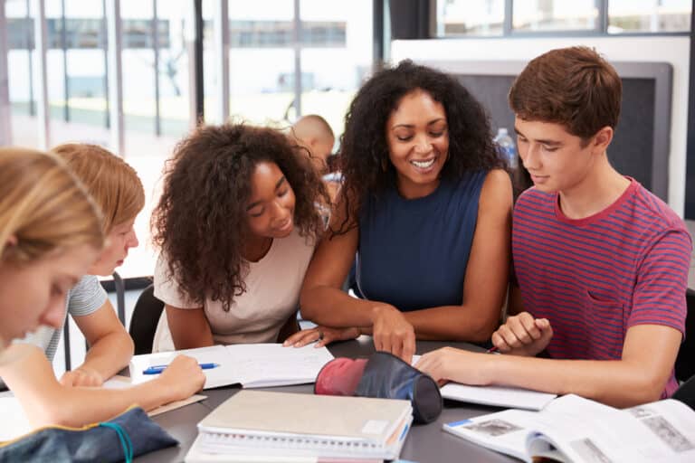 Quantas matérias tem o ensino médio e quais são elas?