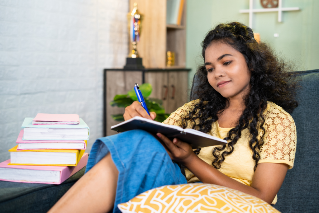 Mulher estudando em casa. Eja Ensino Fundamental.