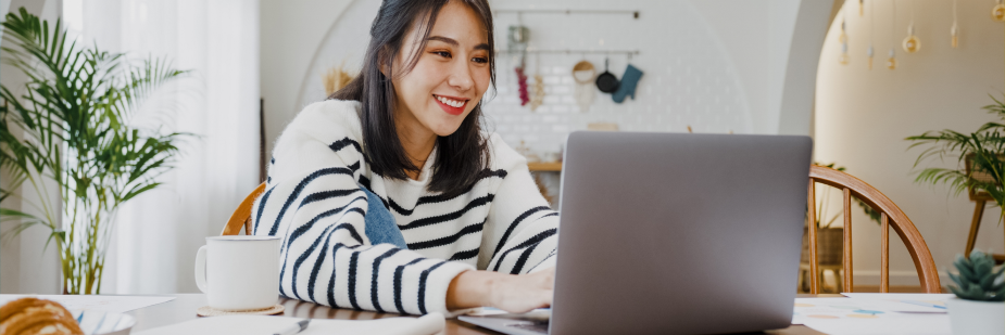 Mulher estuda no computador. Graduação ead.