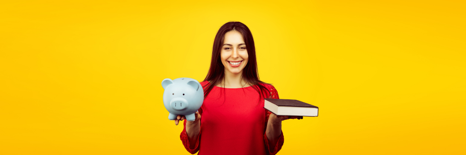 Mulher segura um cofre de porquinho em uma mão e um livro na outra mão.