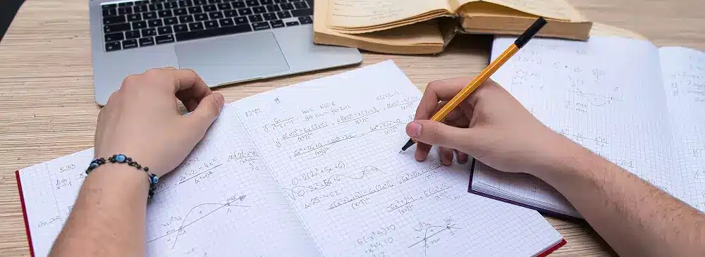 Aluno estudando matemática em caderno