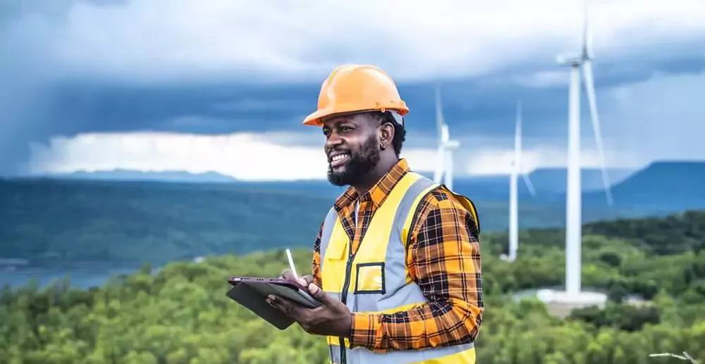 Engenheiro fazendo anotações em campo eólico
