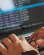 Homem digitando em laptop códigos