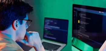 Desenvolvedor em frente a computador