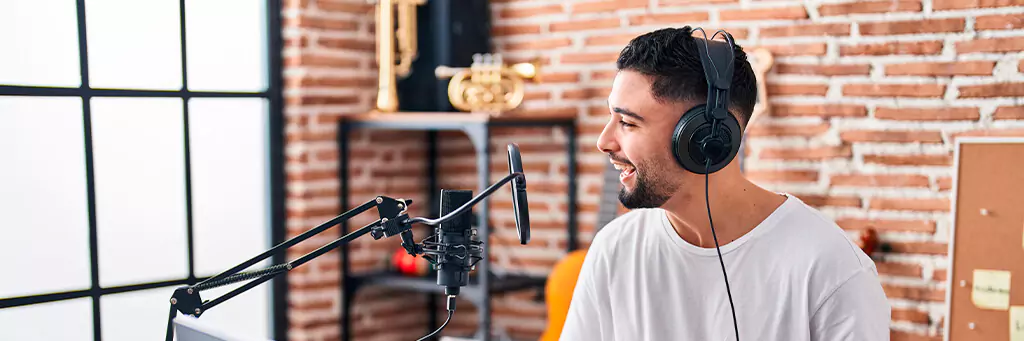 Rapaz tocando teclado em estúdio