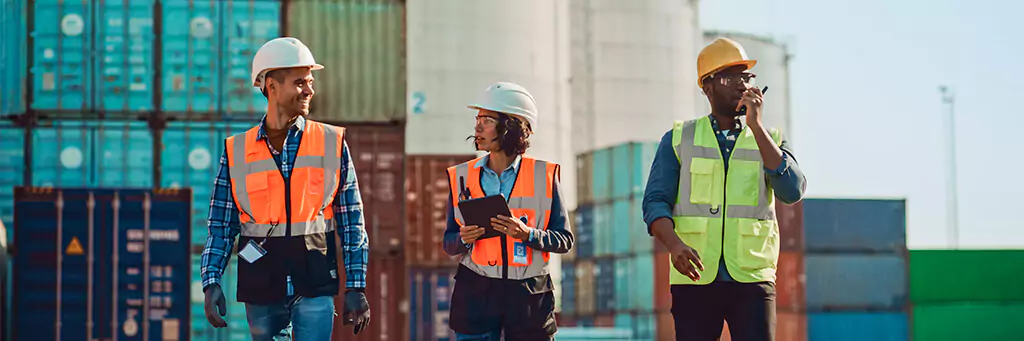 Três profissionais em porto