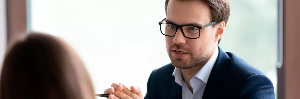 Advogado jovem orientando cliente