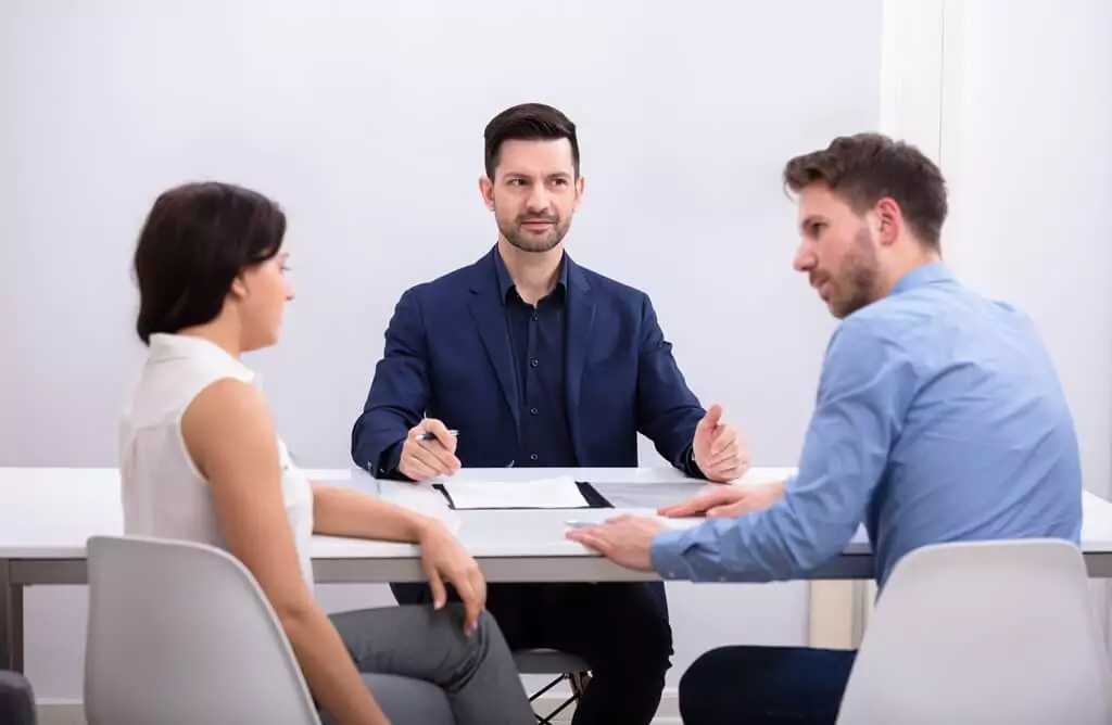 Mediador ajudando casal com conflitos