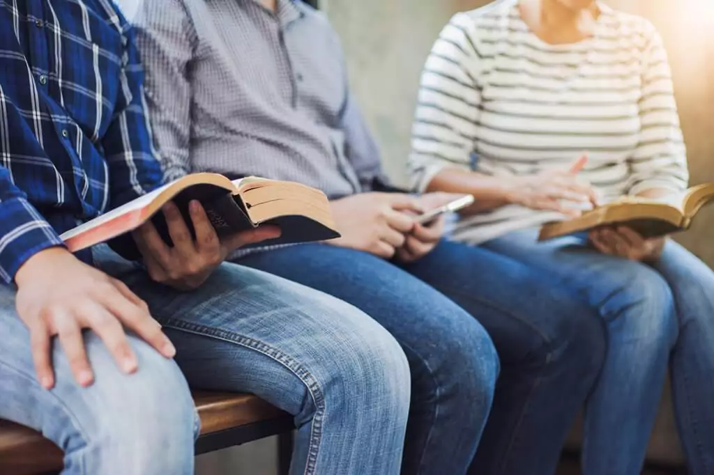 Grupo de pessoas reunido lendo