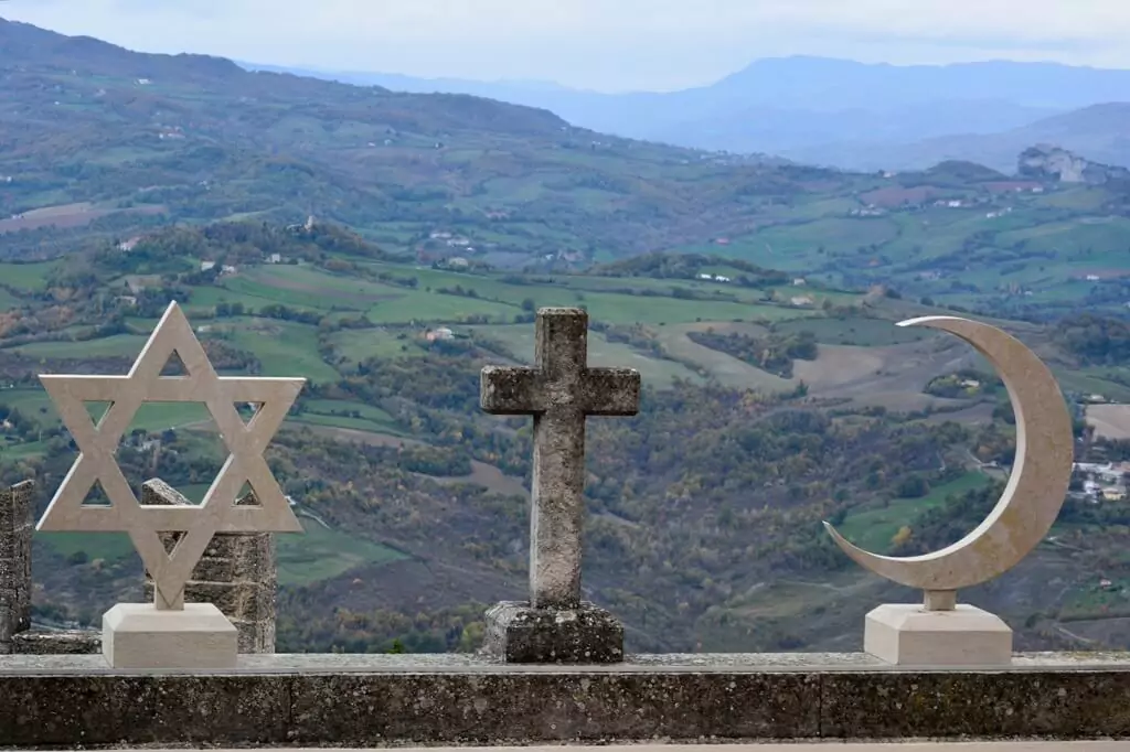 Símbolos de pedra de várias religiões