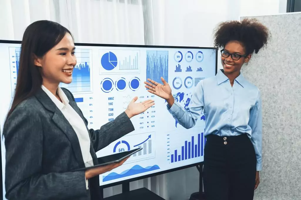 Duas moças apresentando projeto