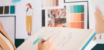 Moça fazendo desenho em estúdio de moda