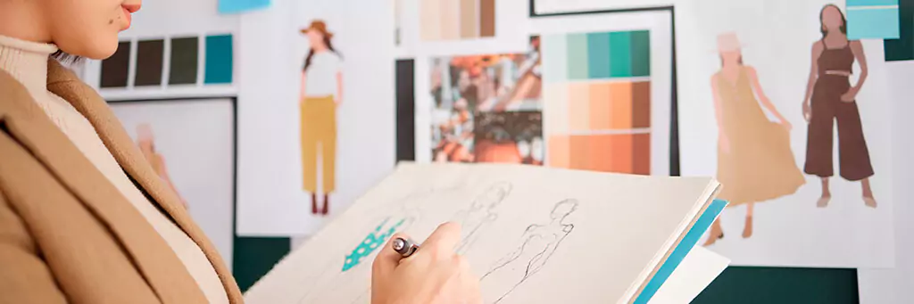 Moça fazendo desenho em estúdio de moda