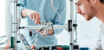 Rapaz digitando em computador em laboratório mecânico