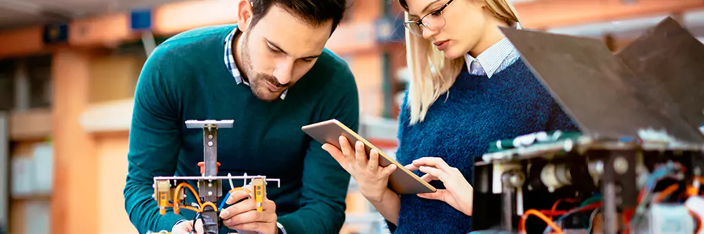 rapaz e moça mexendo em circuito elétrico