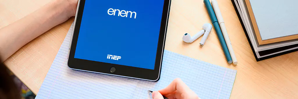 estudante com tablet com app do Enem