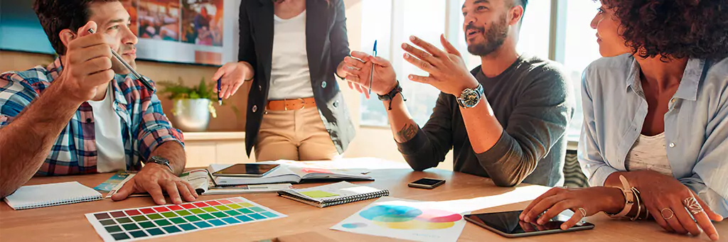 grupo de publicitários conversando