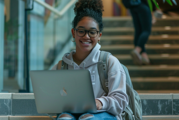 Estudante universitária lendo o post "Quais são as melhores dicas para se conseguir bolsas de estudos para faculdade?" para conseguir aumentar suas chances de ganhar uma bolsa de estudos.