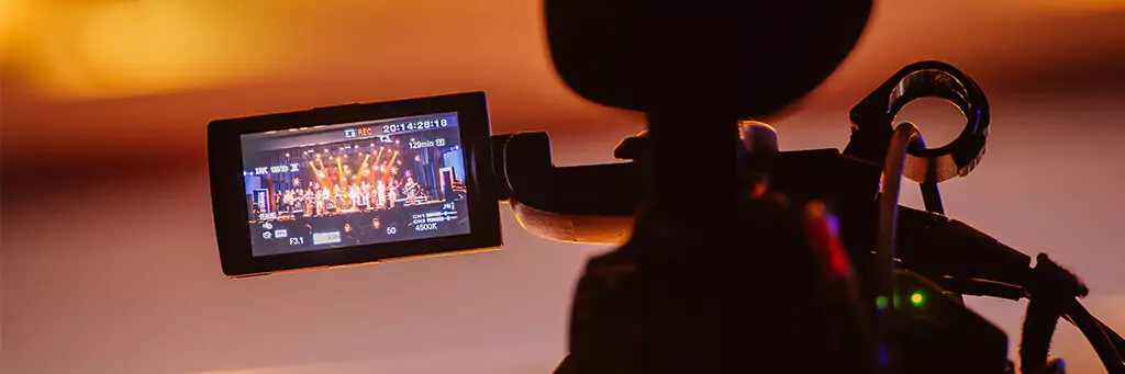 câmera com vídeo de apresentação de pessoas no palco