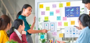 grupo de pessoas analisando plano de marketing