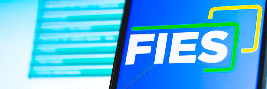 celular com tela do aplicativo do FIES