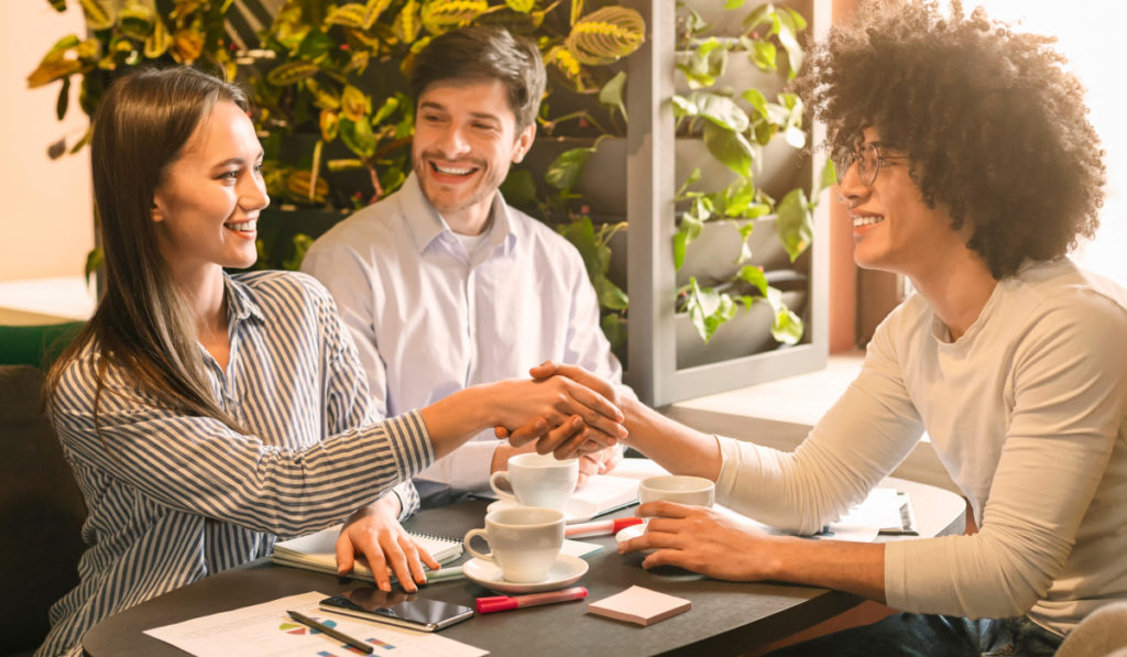 Estudante universitário criando um networking acadêmico, após sua professora ter indicado ele para duas pessoas que ela conhecia que trabalhava na área de interesse do seu aluno.