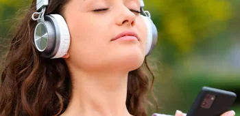 Moça meditando com celular