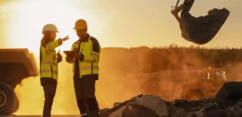 engenheira e engenheiro em obra ao pôr do sol