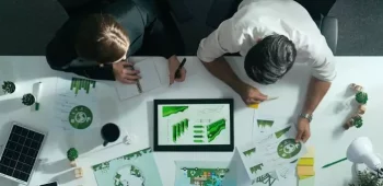 homem e mulher analisando projetos ambientais em escritório