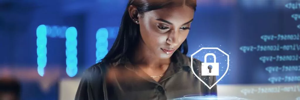 moça com tablet e símbolo digital de cadeado acima do aparelho