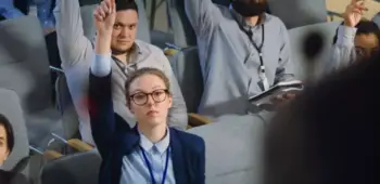 jornalista com mão erguida em coletiva