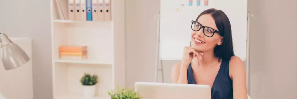 mulher empreendedora pensando em escritório. Cursos Profissionalizantes.