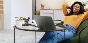 moça relaxando diante de computador