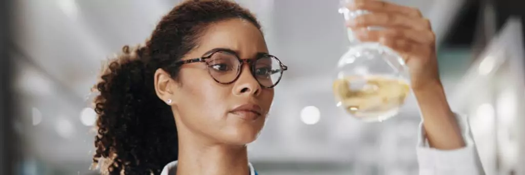 mulher analisando amostra química
