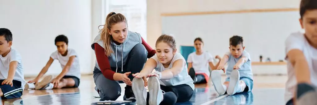 professora e alunos em aula em ginásio