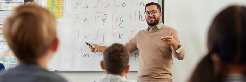 professor ensinando alfabeto para crianças