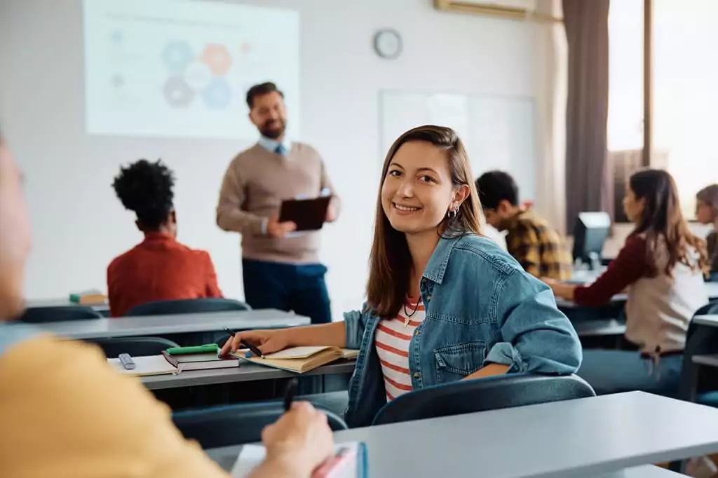 moça em aula de faculdade com colegas