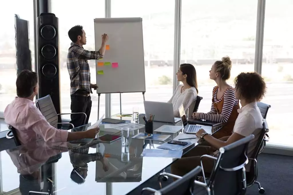 equipe em treinamento em escritório