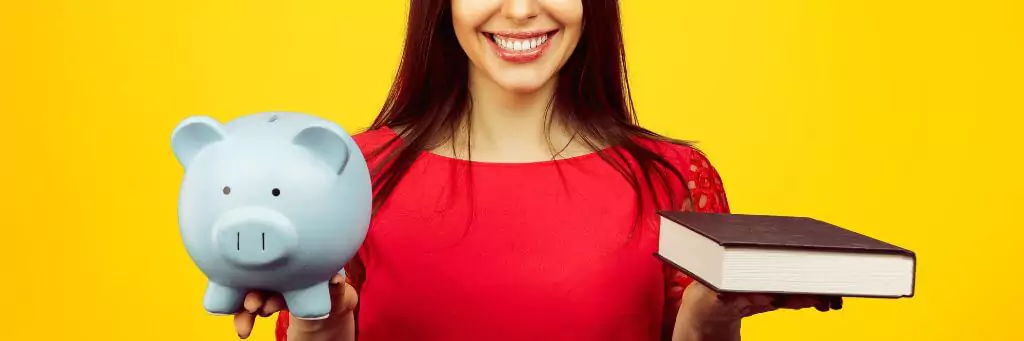 moça com livro e cofrinho em cada mão em fundo amarelo