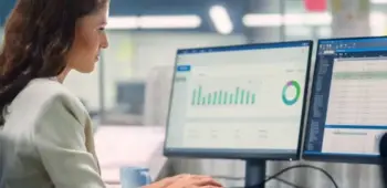 mulher analisando gráficos em computador
