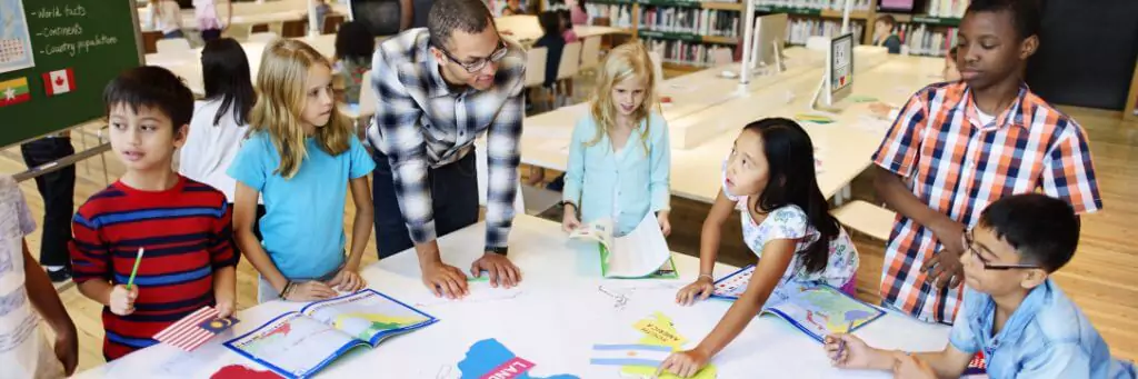 professor de geografia com crianças em aula