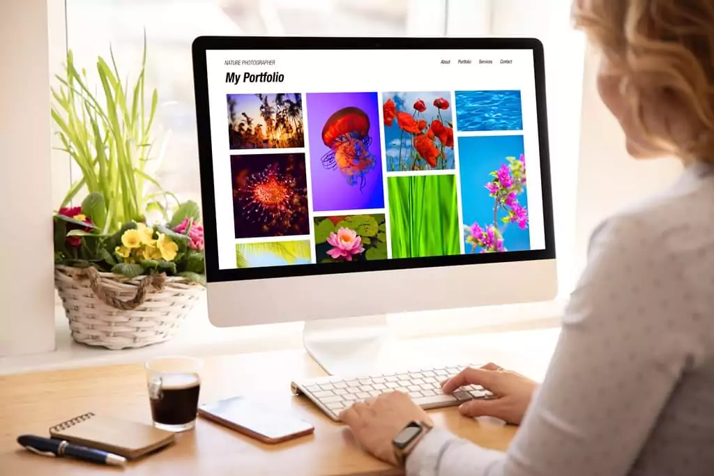 moça mexendo em portfólio de fotos